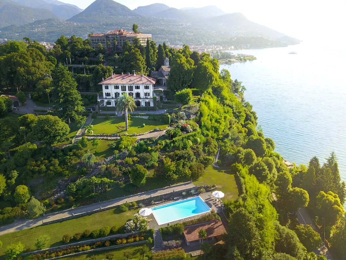 Večerna hotelska terasa